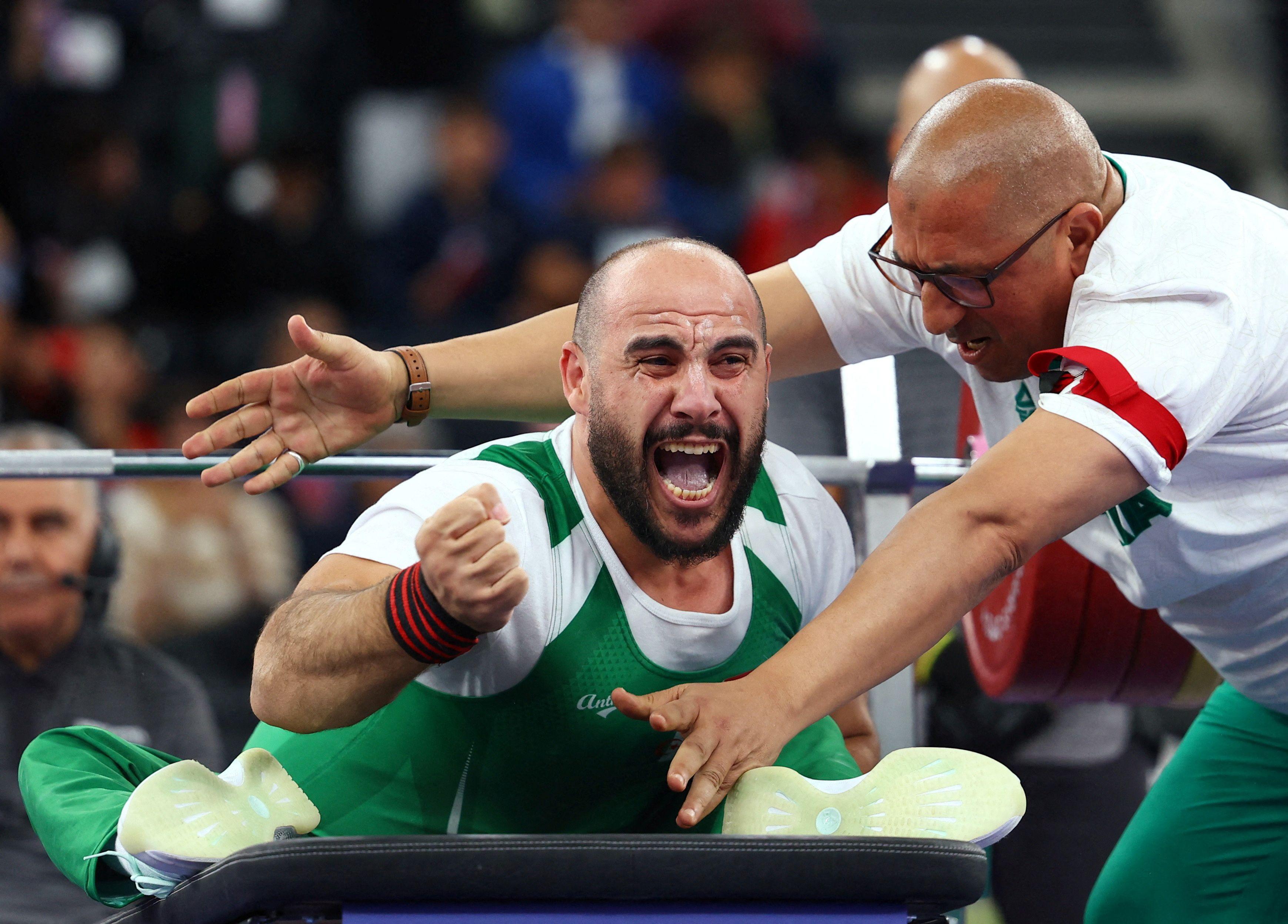 Pesista paralímpico celebra un triunfo. 