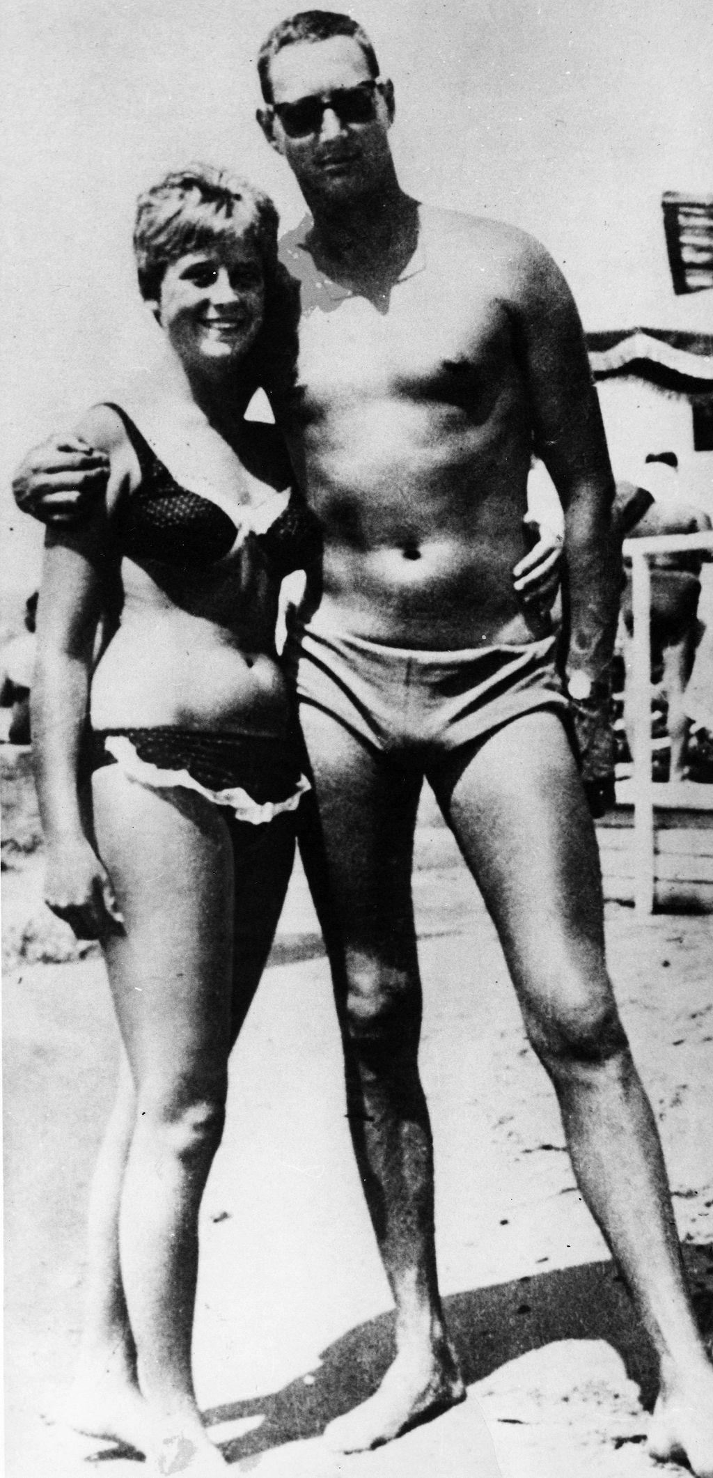O pai e a mãe de Nick na praia, por volta de 1965