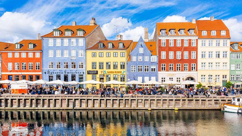 Pessoas caminhando em ponto turístico na Dinamarca