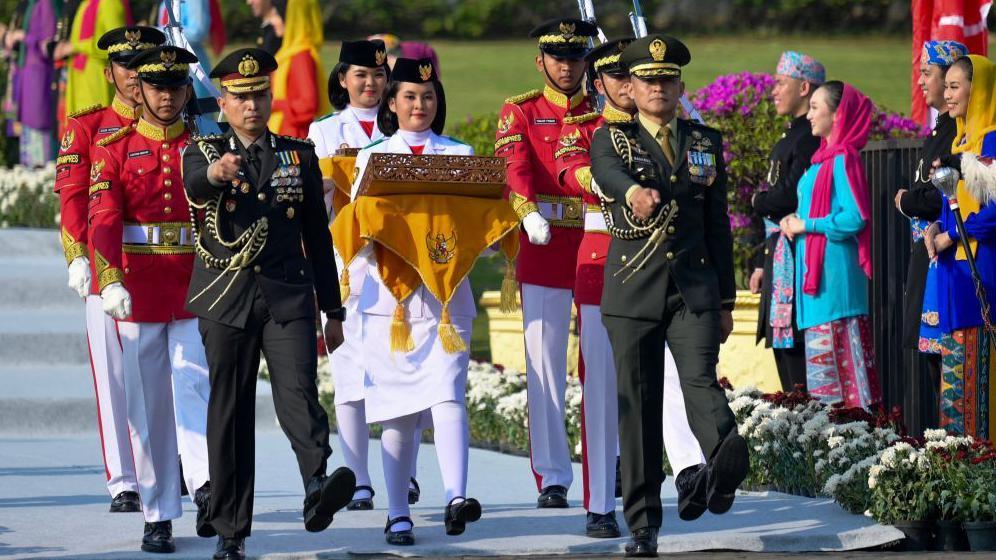 O esquadrão de hasteamento da bandeira transporta a bandeira tradicional do Monumento Nacional em Jacarta até Nusantara em preparação para a cerimônia de hasteamento da bandeira, parte das comemorações do Dia da Independência, marcada para 17 de agosto de 2024.