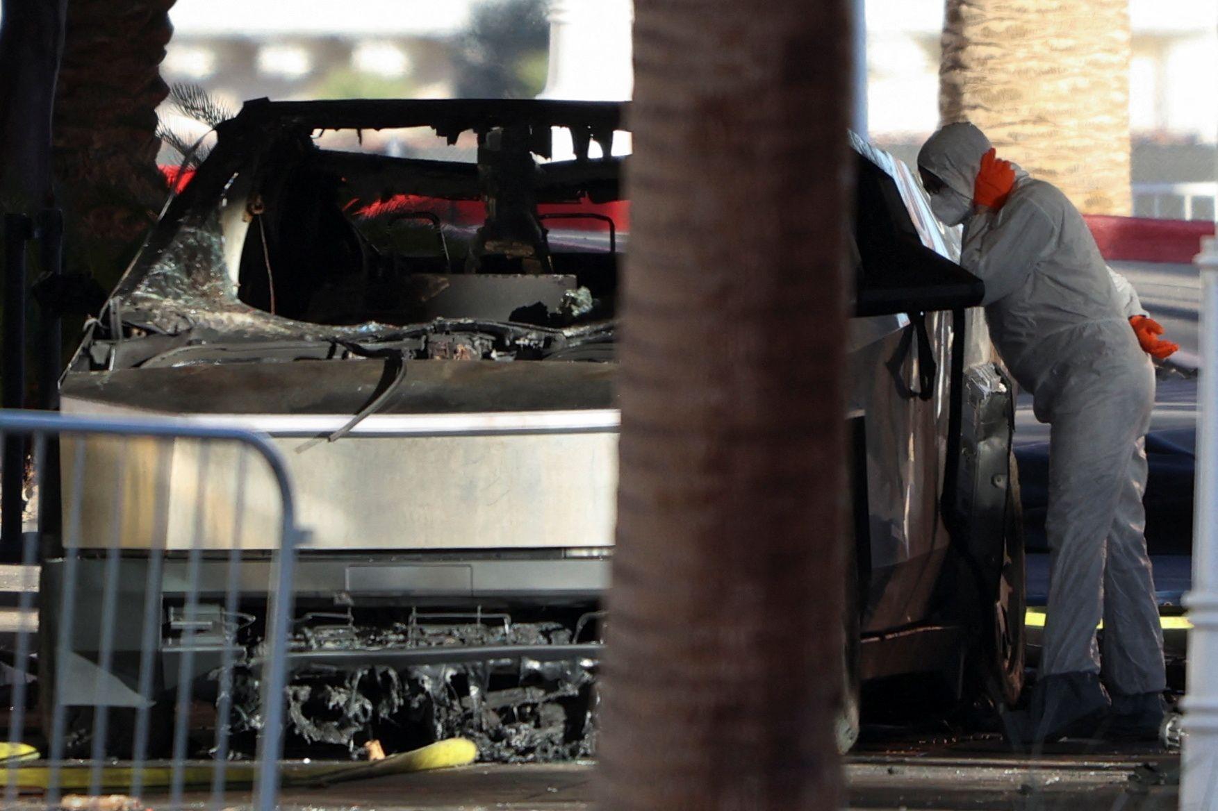 Bombeiros trabalhando no Tesla Cybertruck que pegou fogo na entrada da Trump Tower em Las Vegas