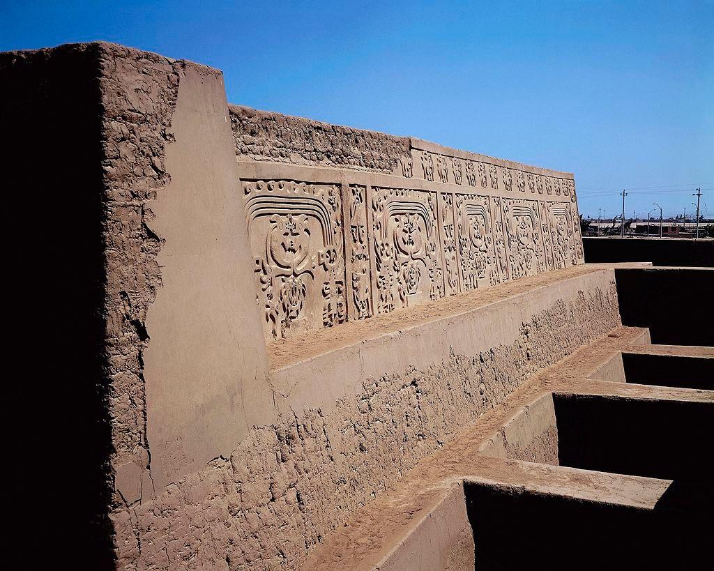 Muros del sitio arqueológico de la antigua ciudad de Chan chan.