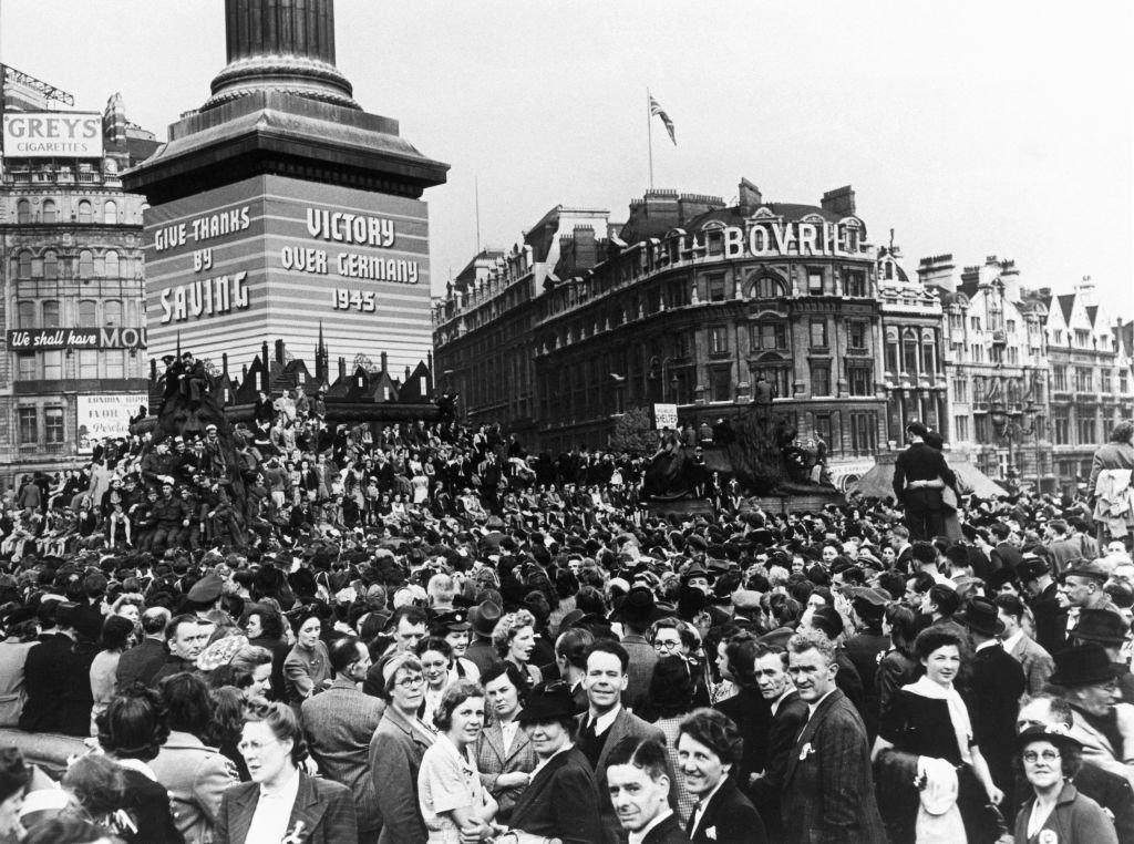 Dezenas de milhares se reuniram na Trafalgar Square, em Londres, para comemorar a vitória na Europa