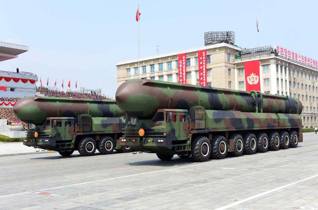 Un misil capaz de llevar armas nucleares en un desfile en Pyongyang.