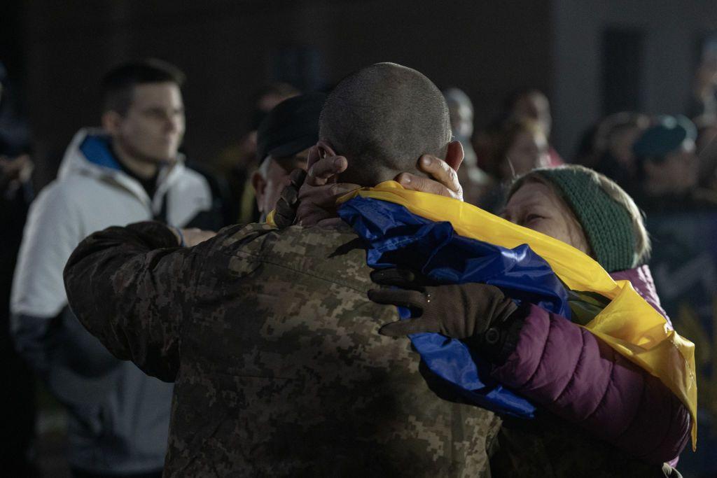 Momento en que un familiar y un militar liberado se reencuentran