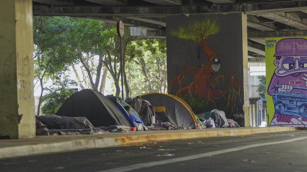 Carpas ocupadas por familias sin techo bajo el minhocão, la gran avenida elevada de Sao Paulo 
