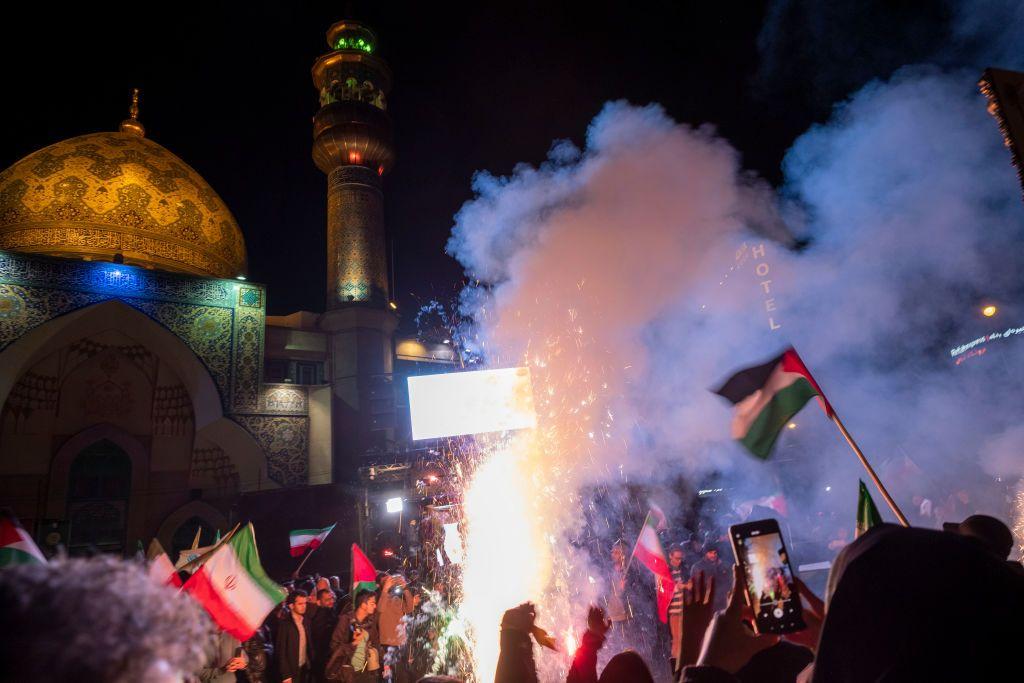 En Teherán, la capital de Irán, la gente salió a las calles a celebrar el ataque contra Israel.