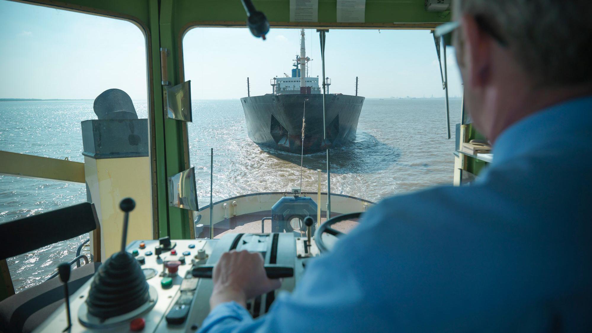 Piloto de costas conduzindo um navio