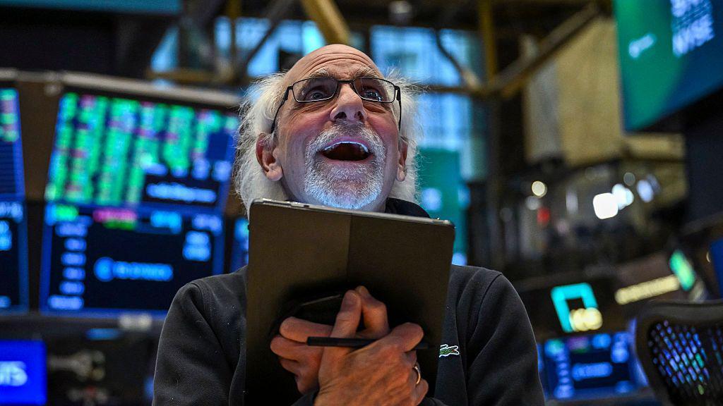 Potret seorangpekerja di Bursa Efek New York, Rabu (09/04). Saham-saham di Wall Street meroket dan ditutup menguat dengan kenaikan dramatis pada ketiga indeks utama, tak lama setelah Presiden AS Donald Trump menunda kebijakan tarif resiprokal.