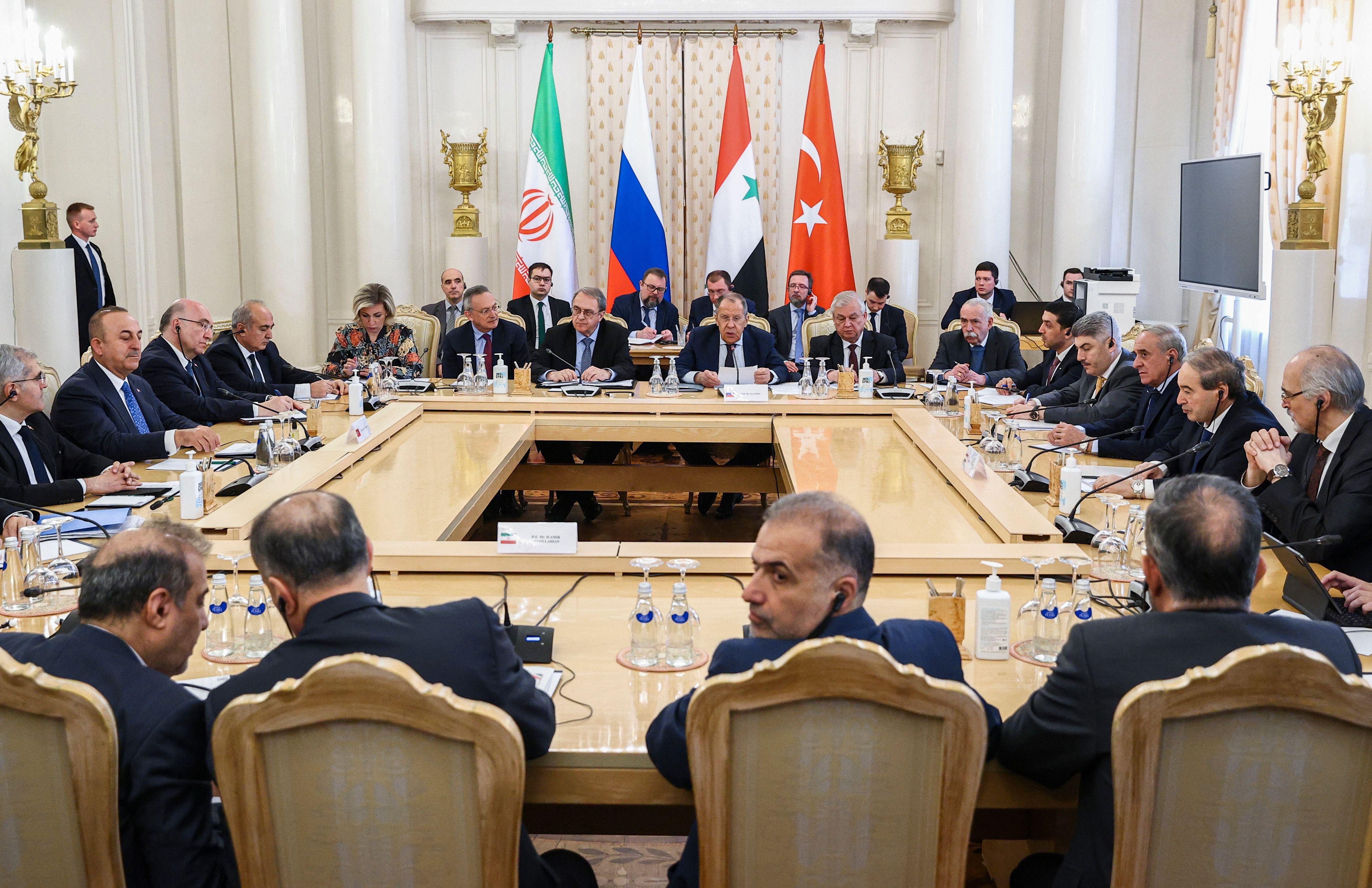 وزراء خارجية سوريا وتركيا وإيران وروسيا يجتمعون في موسكو لمناقشة محادثات السلام السورية.