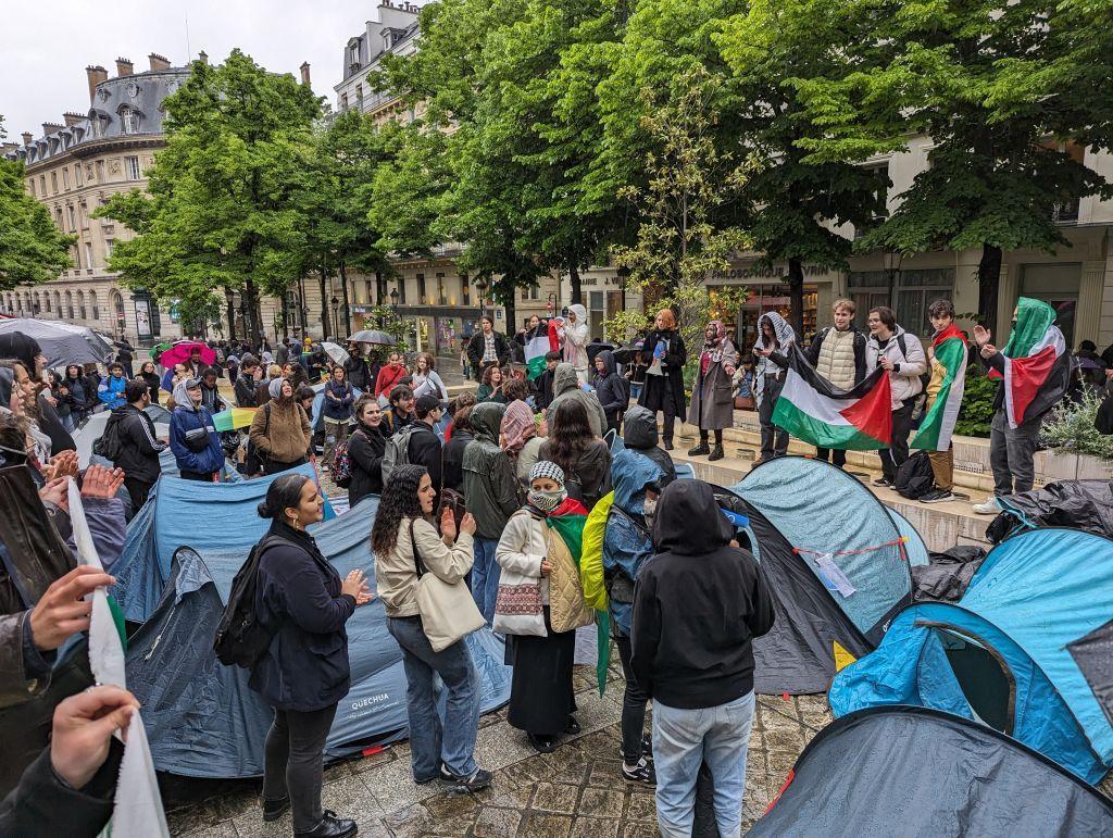 اعتصام الطلاب في ساحة السوربون بعد طردهم من حرم الجامعة في 02 مايو/أيار 2024. 