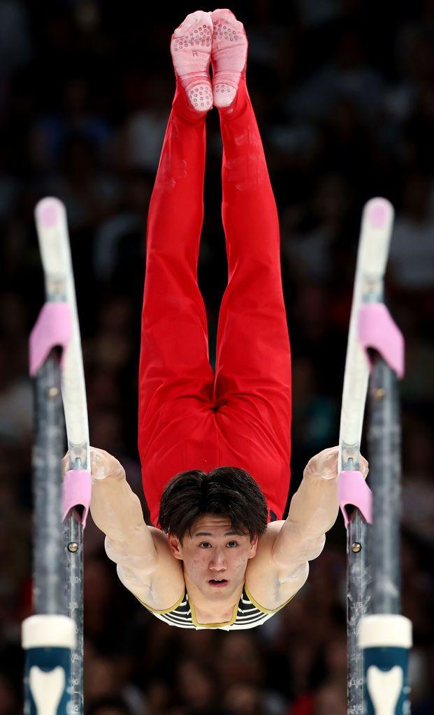 Daiki Hashimoto en barras paralelas. 