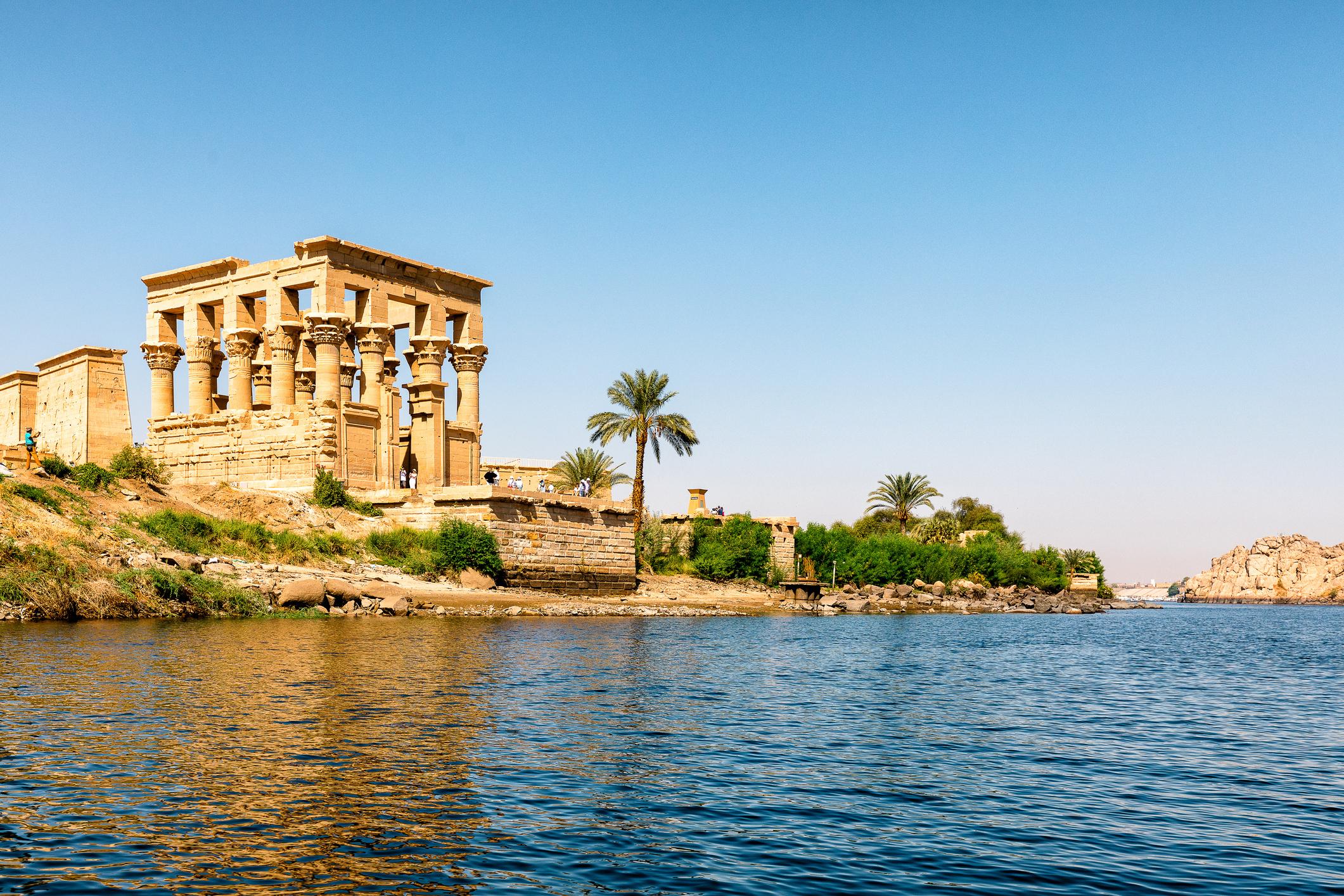 El Nilo a su paso por unas ruinas farónicas en la zona de Aswan en Egipto.
