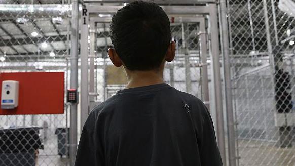 Un niño de Honduras en un centro de detención de la Patrulla Fronteriza en McAllen, Texas, Estados Unidos, el 8 de septiembre de 2014.  (Foto: John Moore/Getty Images)