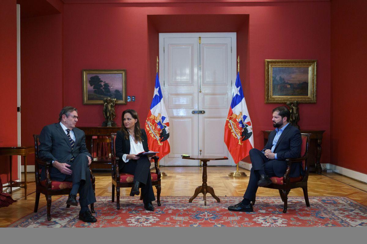 El embajador de Venezuela en Chile, Jaime Gazmuri, la subsecretaria de Relaciones Exteriores chilena, Gloria de la Fuente y el presidente chileno, Gabriel Boric, en una reunión mantenida en el Palacio de la Moneda el 13 de abril de 2024.