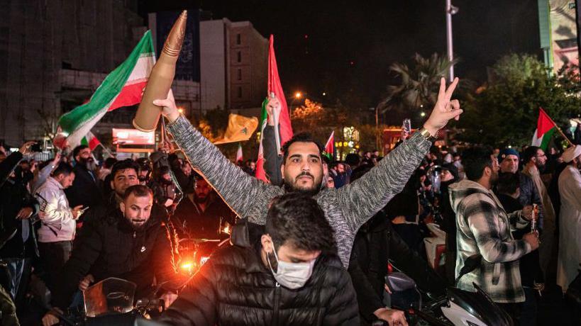 Muchos simpatizantes de la república islámica salieron a las calles para celebrar el ataque