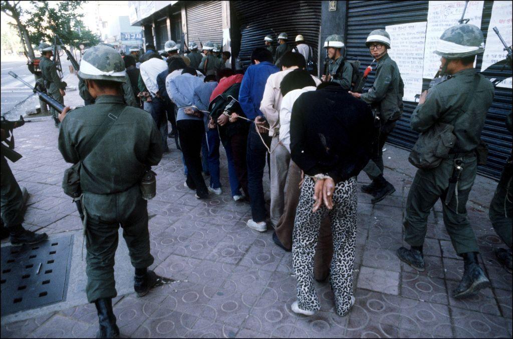 Soldados escoltan a jóvenes presos durante un levantamiento contra el régimen militar de Chun Doo Hwan, en Gwangju, Corea del Sur, mayo de 1980