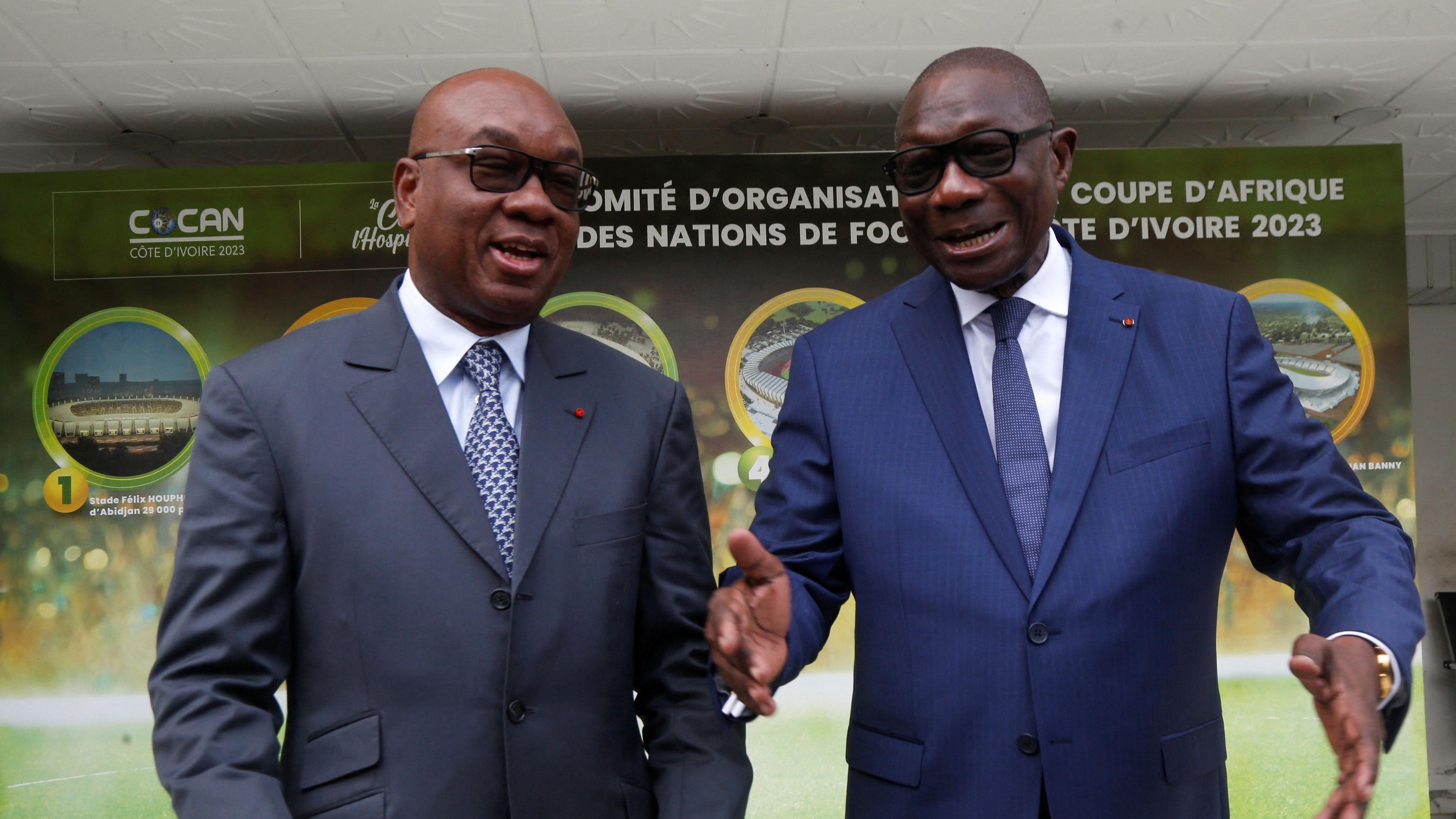 شارك رئيس الاتحاد الإيفواري لكرة القدم إدريس ديالو (يسار) ورئيس اللجنة المنظمة المحلية فرانسوا أميتشيا (يمين) بشكل كبير في إعداد ساحل العاج لكأس الأمم الأفريقية 2023.