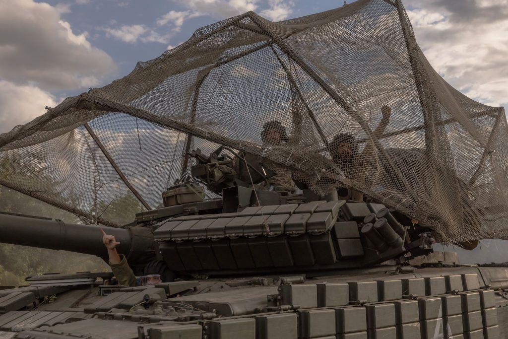 Un tanque ruso durante su avance en la región rusa de Kursk.