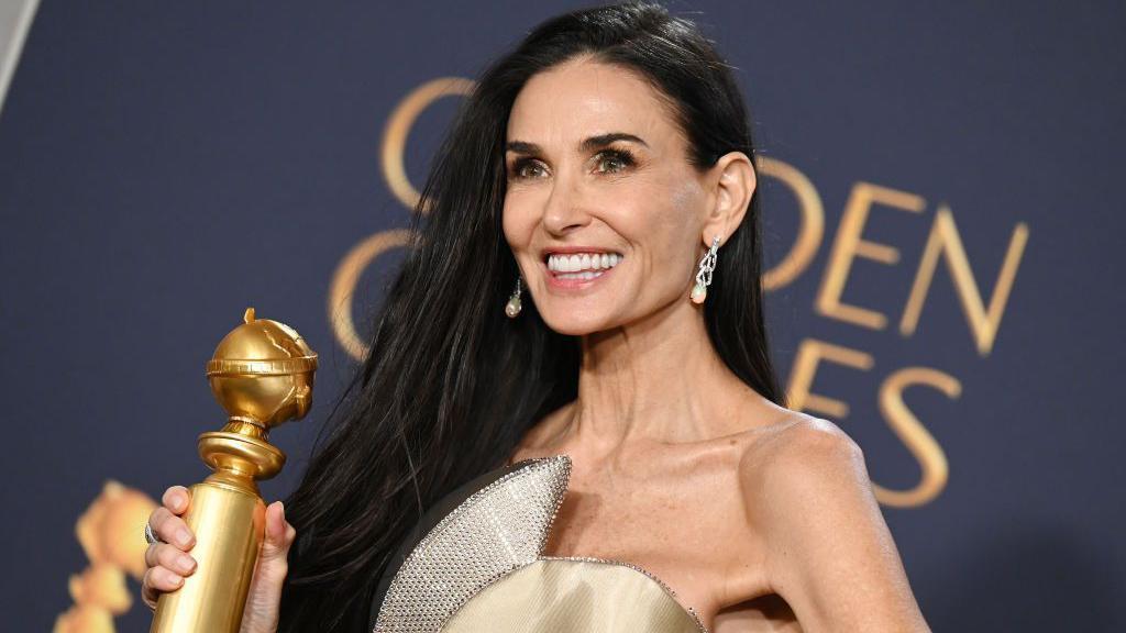 Demi Moore con su premio en los Globos de Oro 2025 en Los Ángeles, el 5 de enero de 2025.