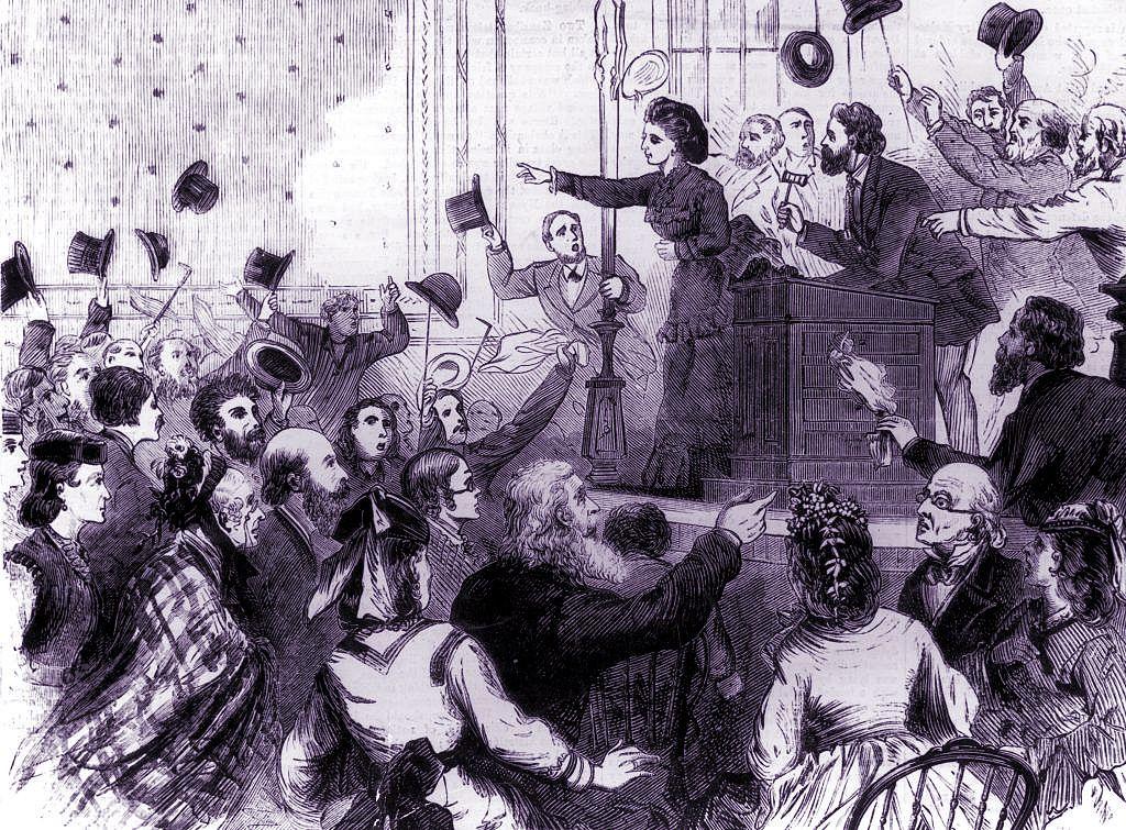 La política feminista y radical estadounidense Victoria Claflin Woodhull en campaña para la presidencia de EE.UU. en un tumultuoso mitin público.