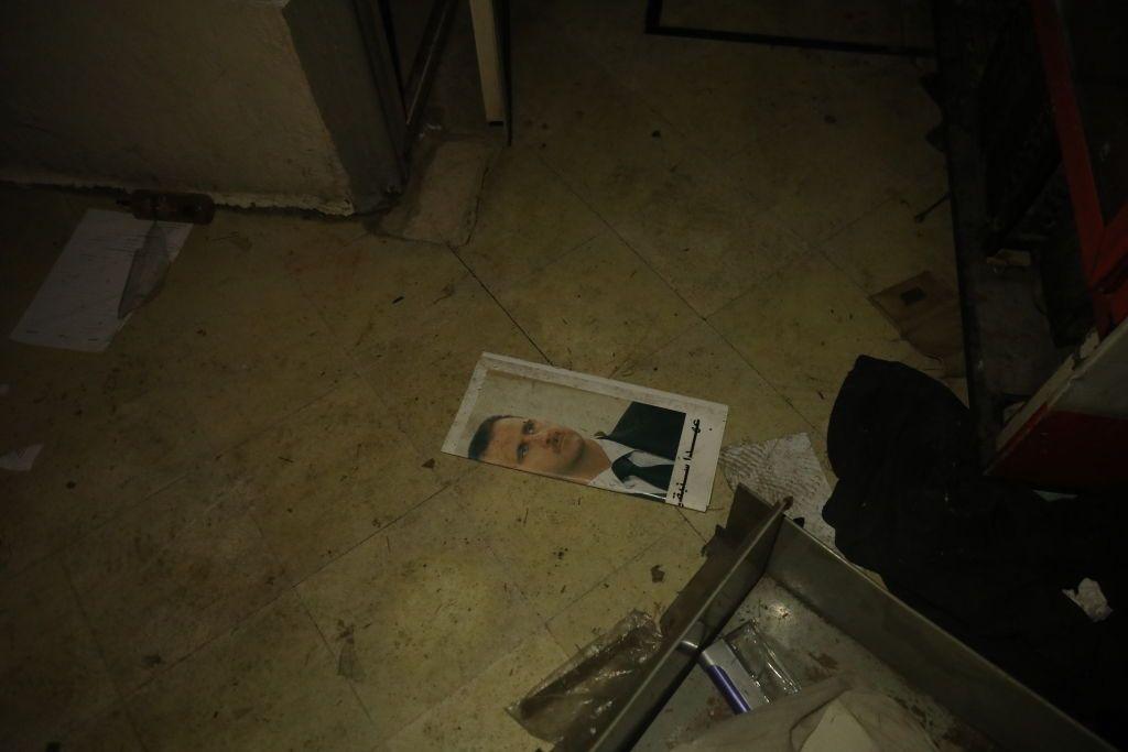 صورة الرئيس السابق بشار الأسد ملقاة أرضاً في إدارة المخابرات الجوية، أحد مراكز التعذيب والاستجواب قبل سقوط نظام بشار الأسد في دمشق، سوريا في 01 يناير/ كانون الثاني 2025.
