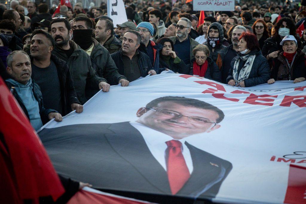 Manifestantes con un cartel con la foto de Imamoglu.