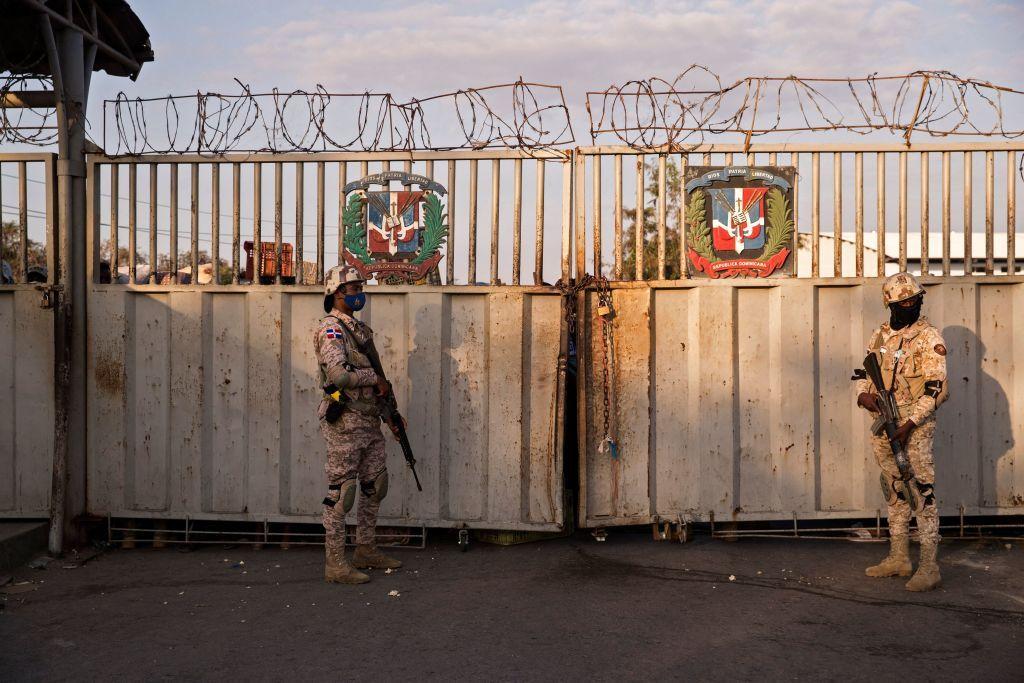 portón en la frontera entre república dominicana y haití