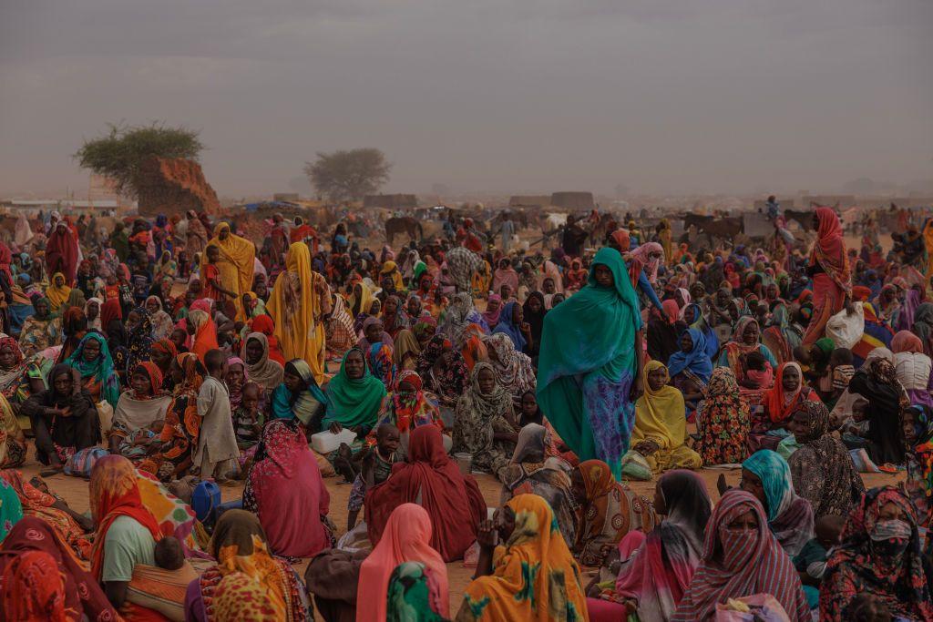 Refugiados sudaneses, la mayoría mujeres, aguardan asistencia en un campamento en Chad
