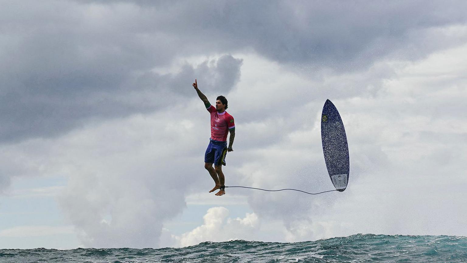 El surfista Gabriel Medina celebra después de su rutina