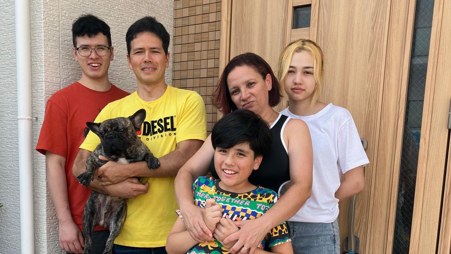 Carlos Shigueyme Toyosumi Teixeira em foto com a esposa e os filhos