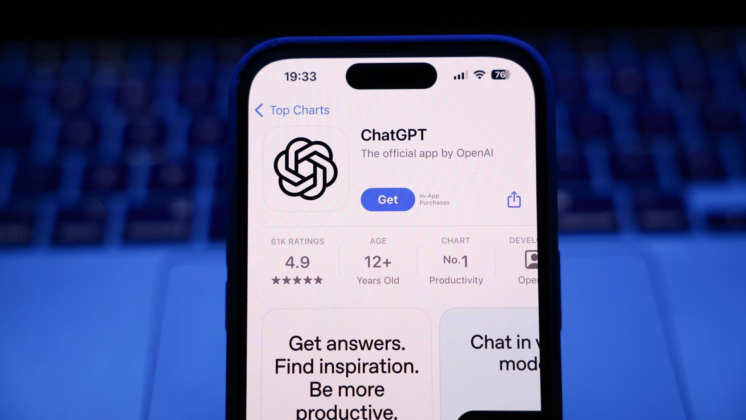 تظهر لوحة مفاتيح الكمبيوتر المحمول وChatGPT على متجر التطبيقات معروضين على شاشة الهاتف في هذه الصورة التوضيحية الملتقطة في كراكوف، بولندا في 17 مارس 2025.