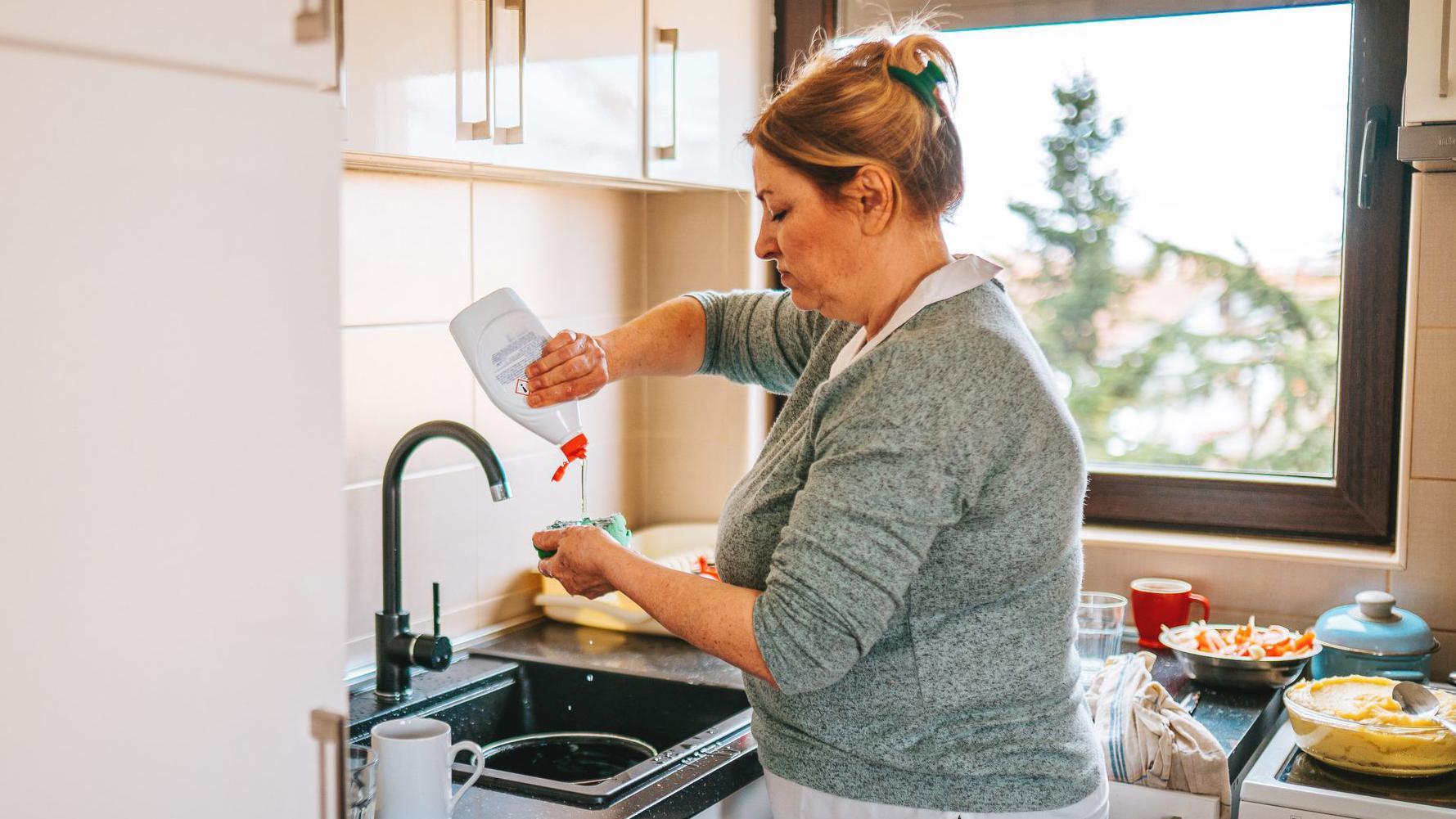 Mujer lavando los platos