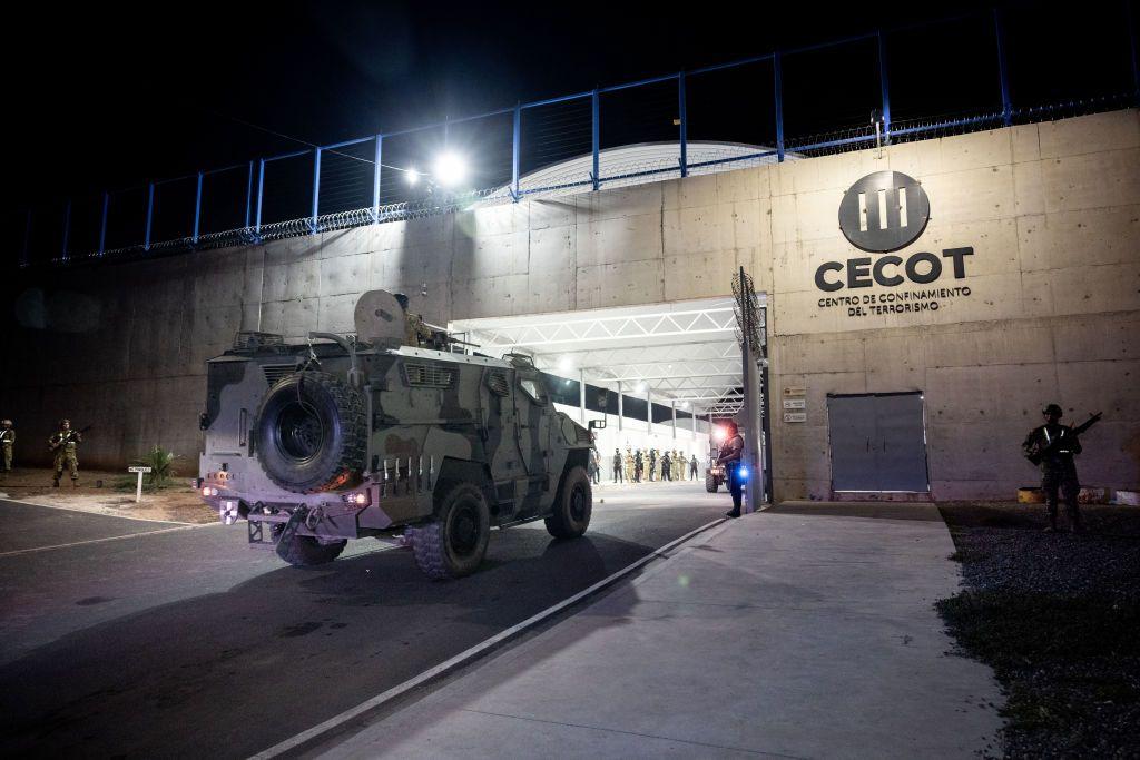 Un vehículo militar accede al Centro de Confinamiento del Terrorismo (Cecot), en Tecoluca, El Salvador, el 16 de marzo de 2025. (Foto: cortesía del gobierno de El Salvador vía Getty Images).