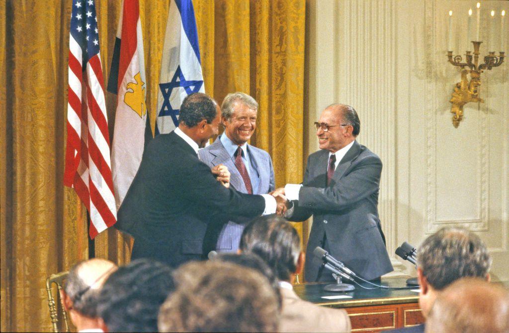 الرئيس المصري أنور السادات والإسرائيلي مناحم بيغن والأمريكي جيمي كارتر أثناء مراسم توقيع إتفاقية كامب دايفيد 1978