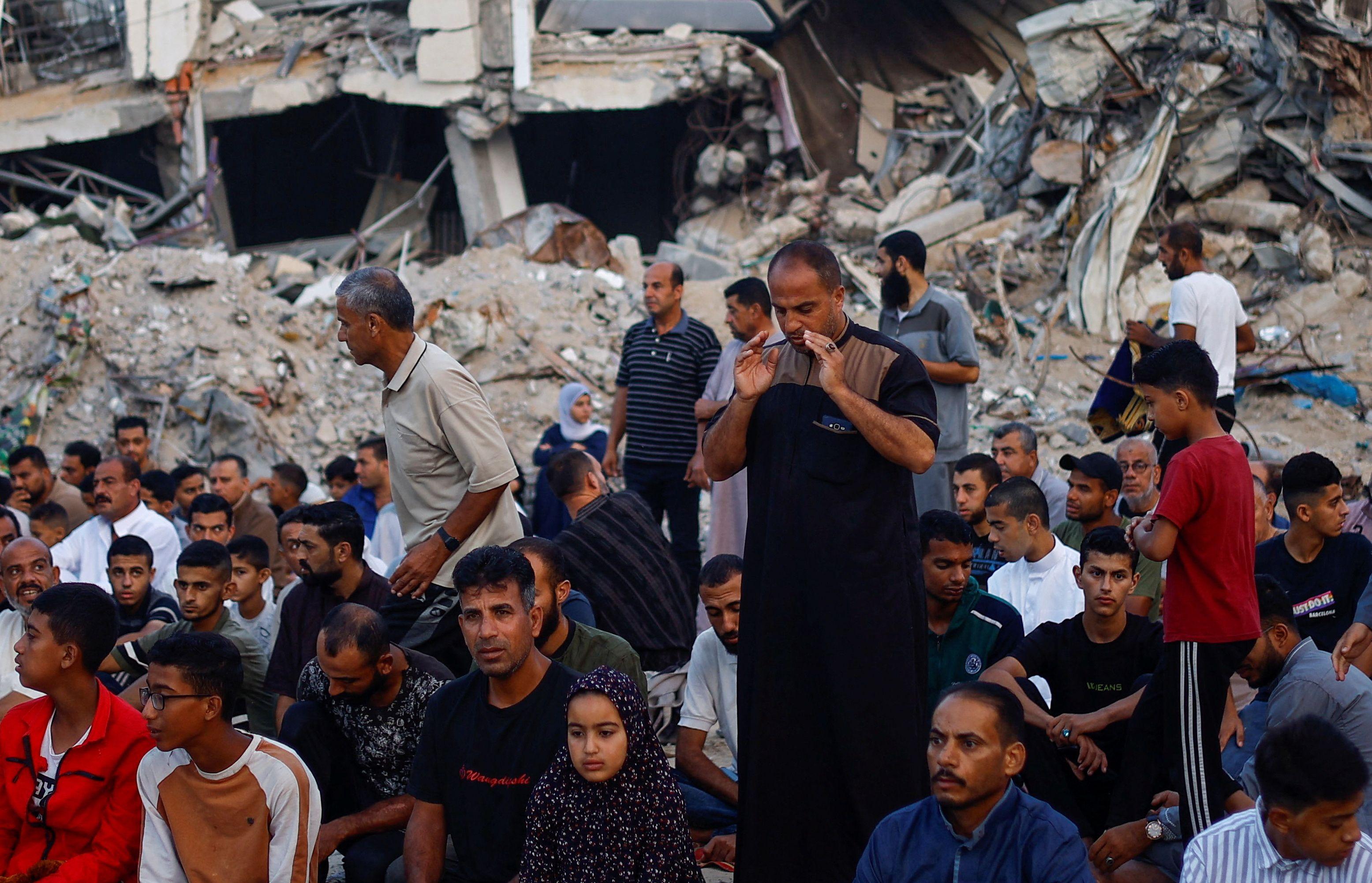 فلسطينيون يقيمون صلاة العيد على ركام مسجد الرحمة في خان يونس