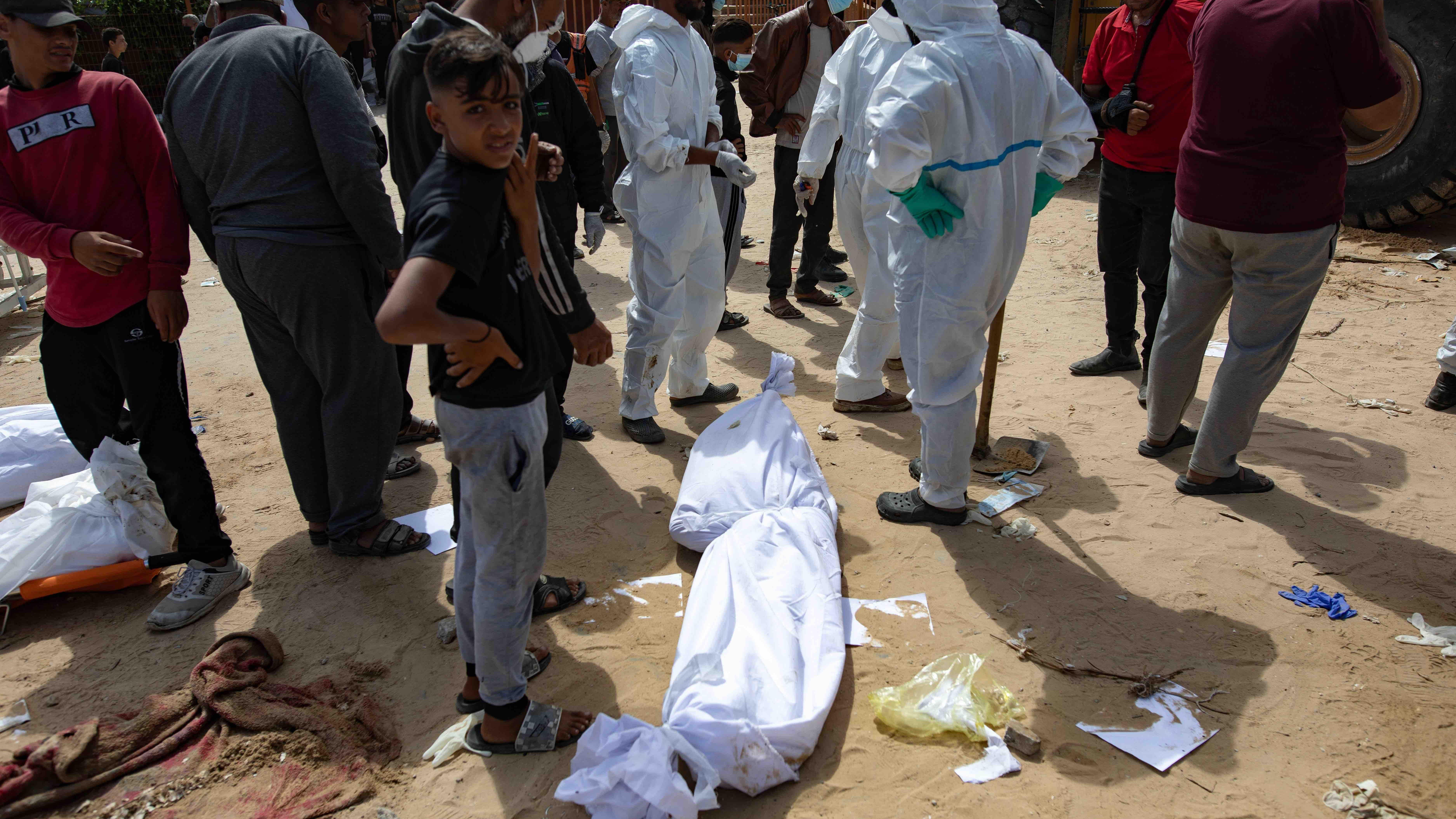 흰 천에 감싸진 채 나세르 병원 부지 바닥에 놓인 시신들의 모습