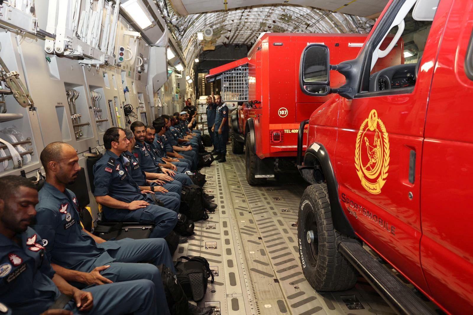 أفراد ومساعدات المجموعة القطرية الدولية للبحث والإنقاذ يظهرون على متن طائرة شحن عسكرية متجهة إلى المغرب لتقديم الدعم على الأرض، في أعقاب الزلزال الذي ضرب البلاد، في قاعدة العديد الجوية، بالقرب من الدوحة، قطر، في 10 سبتمبر/أيلول 2023
