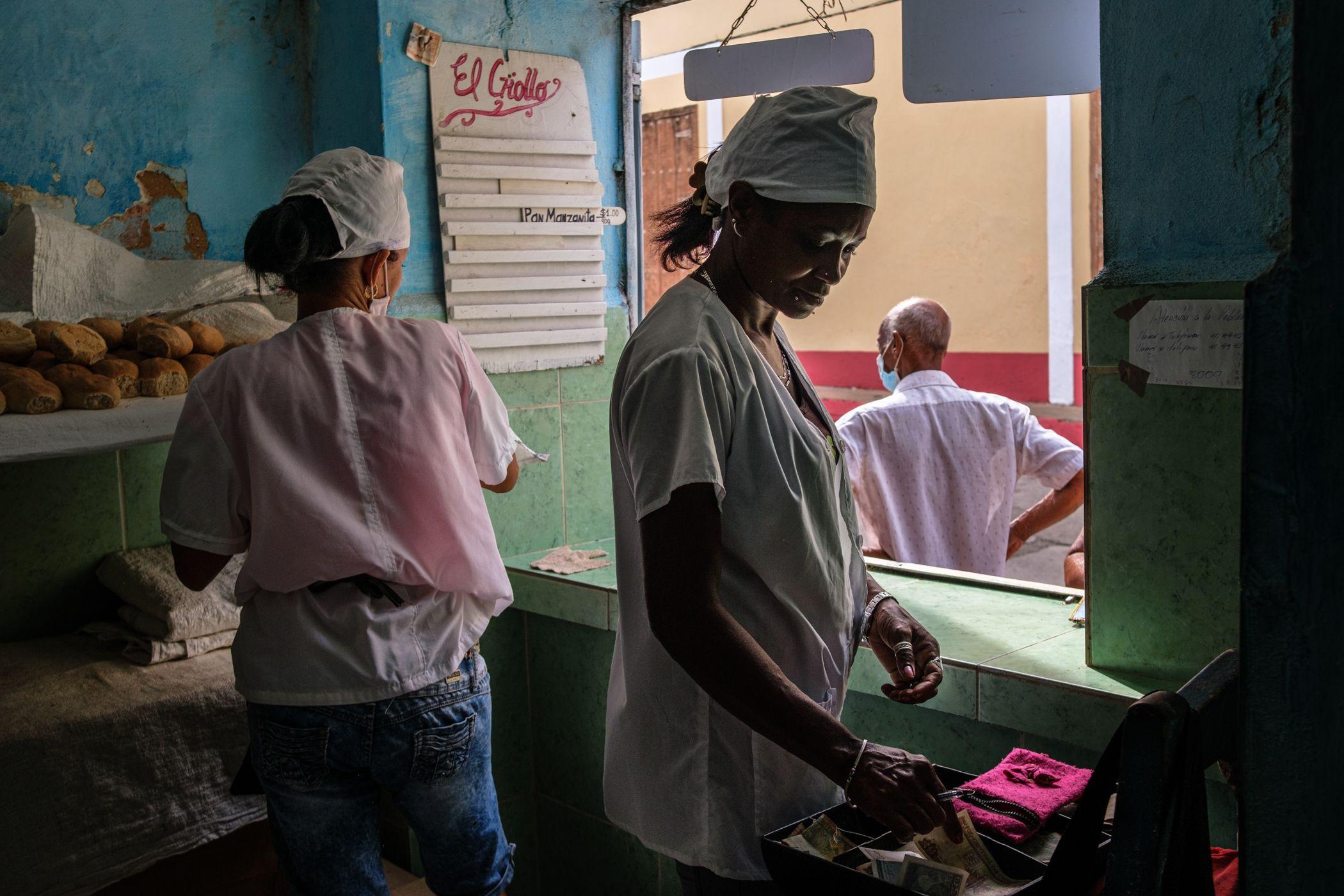 Panaderos de El Criollo vendiendo pan, Trinidad, Cuba. 