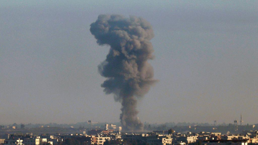 Asap mengepul di atas Provinsi Quneitra, Suriah, selama serangan udara Israel, pada 9 Desember 2024.