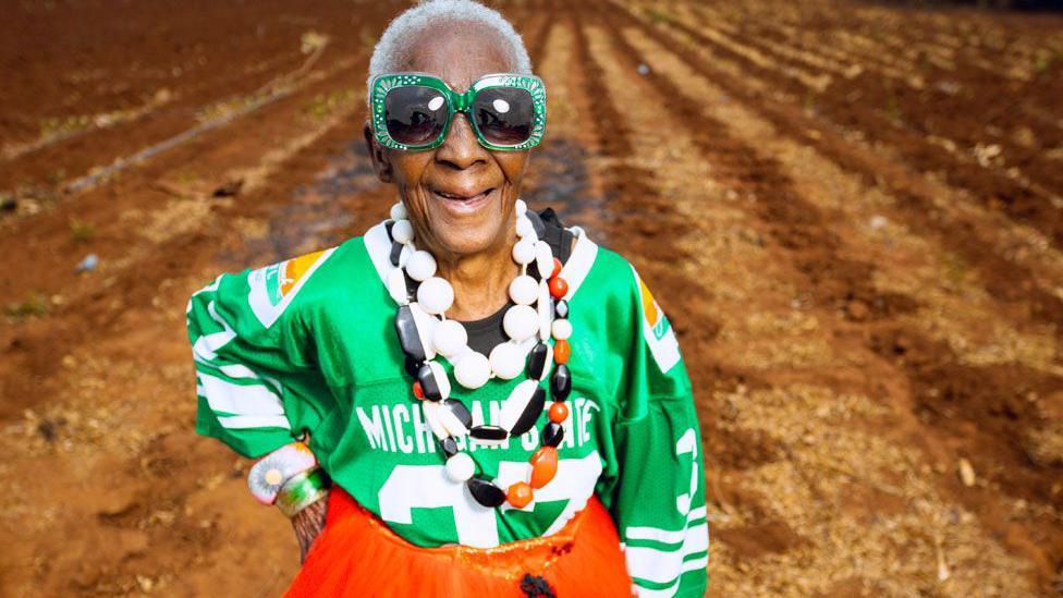 "Legendary Glamma" dalam balutan pakaian dengan warna nasional Zambia