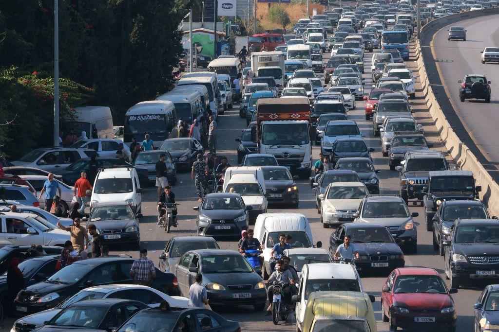 Veículos param no trânsito congestionado na cidade de Damour, ao sul da capital Beirute, em 24 de setembro de 2024, enquanto as pessoas fogem do sul do Líbano.