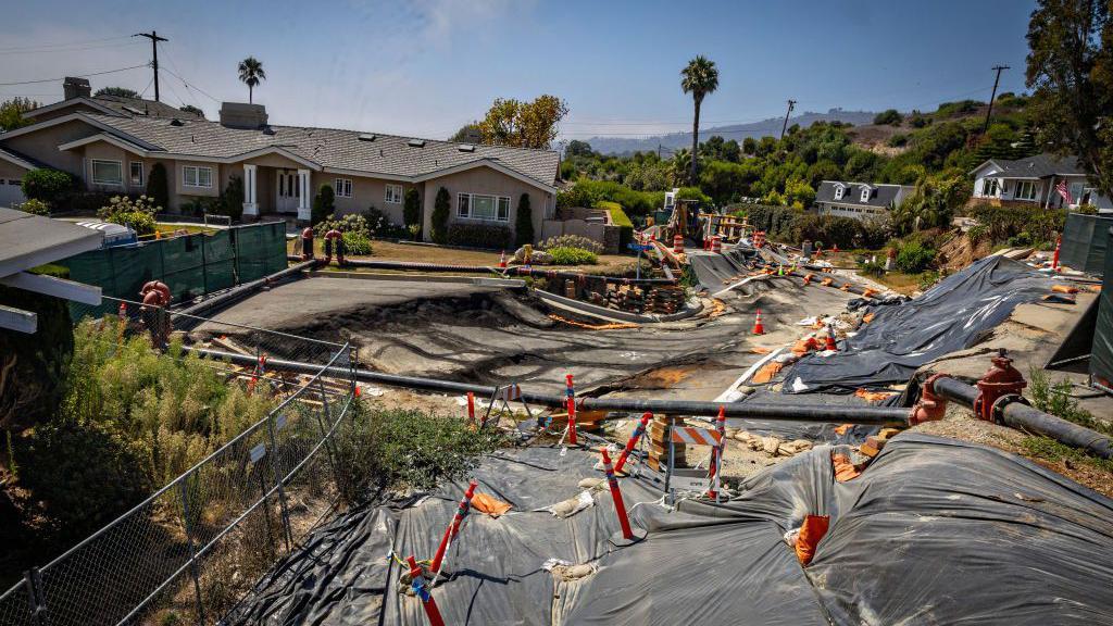 Graves daños por deslizamiento de tierra en Dauntless Drive cerca de la comunidad Portuguese Bend en Rancho Palos Verdes, donde se emitió una advertencia de evacuación debido a un corte de electricidad el domingo 1 de septiembre de 2024.