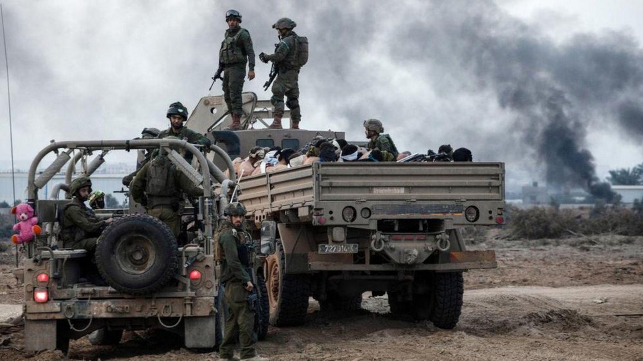 Detenidos palestinos en un vehículo militar israelí.