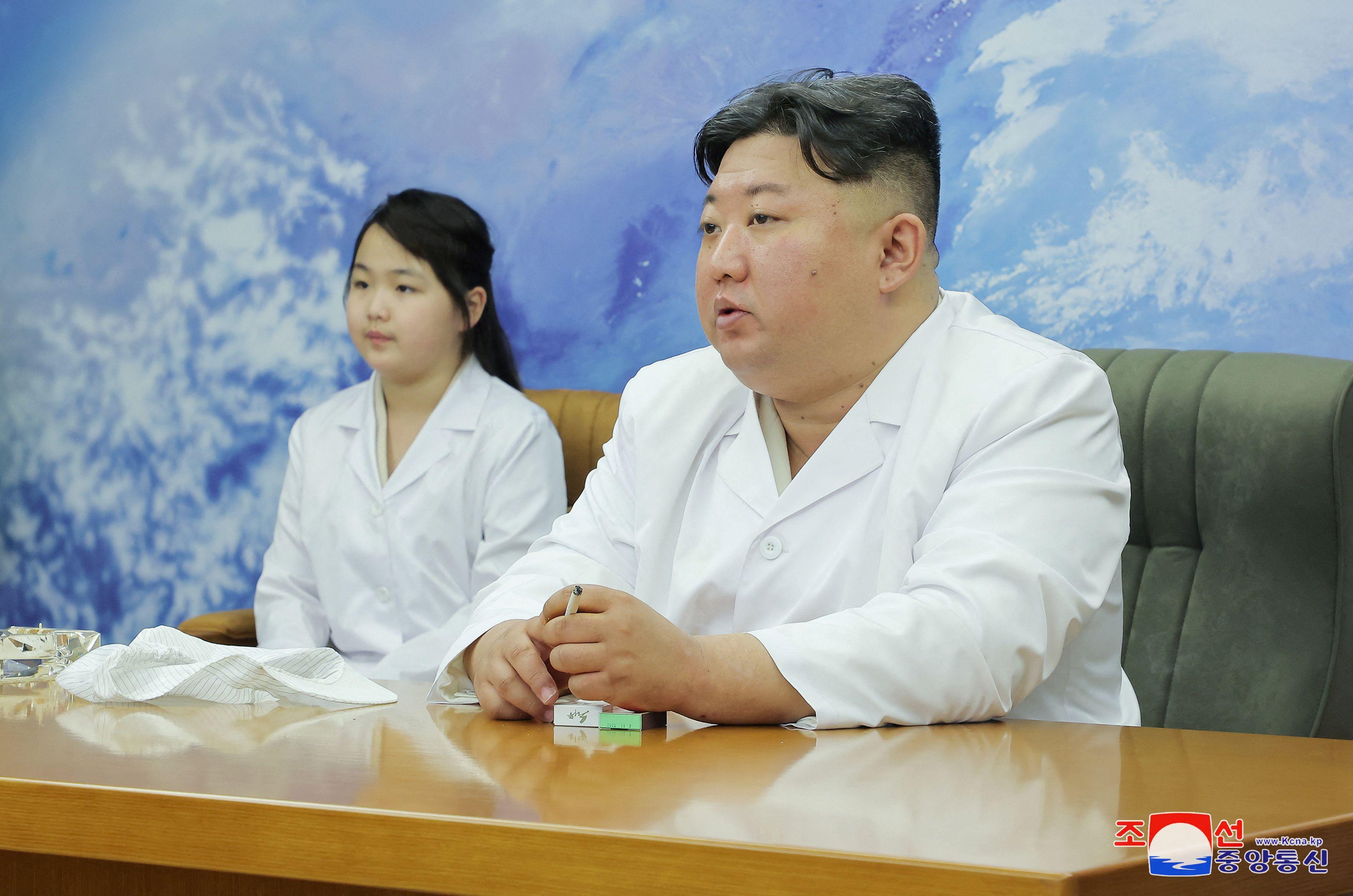 Kim Jong Un e Kim Ju Ae discutem o programa de satélite de reconhecimento militar da Coreia do Norte, maio de 2023