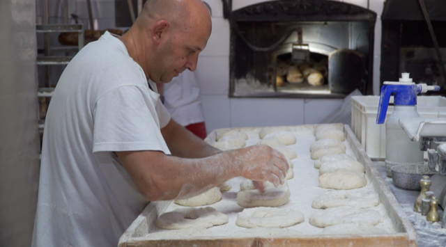 Padeiros trabalham na padaria Paul Ta Kalc, localizada em Al-Qormi