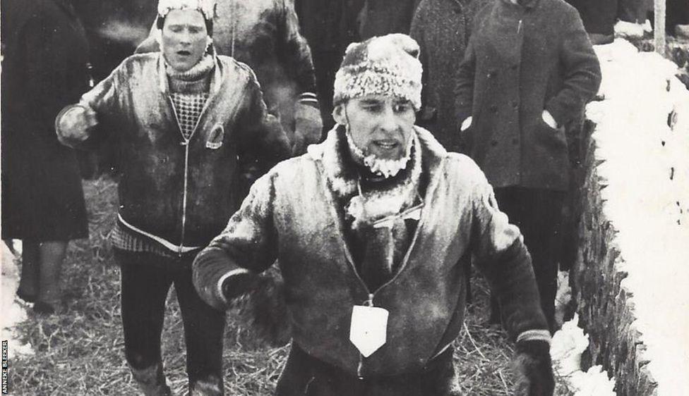 Leffert Oldenkamp (frente) compete no Elfstedentocht de 1963