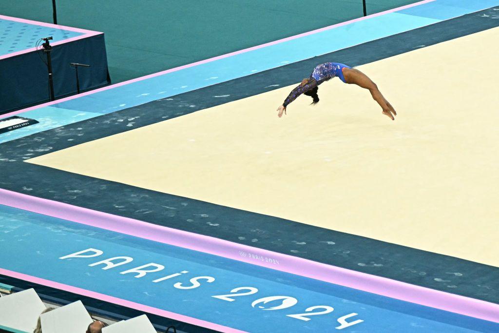 Simone Biles en la prueba de suelo