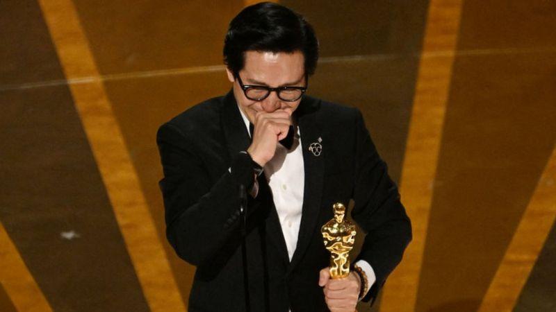 Ke Huy Quan chorando com Oscar