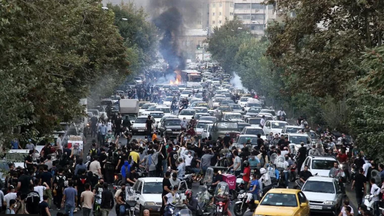 İran'ın başkenti Tahran'dan protesto görüntüsü